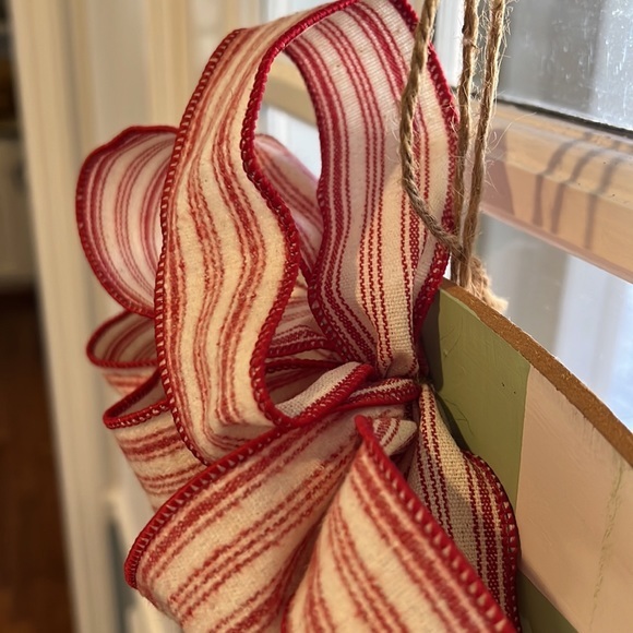 LIKE NEW GREEN PLAID ‘W’ DOOR CHRISTMAS HANGER WITH REMOVABLE BOW - Picture 8 of 8